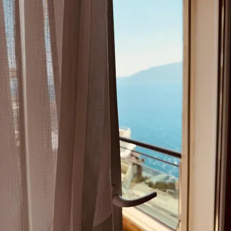 The Blue Horizon فندق Radhimë